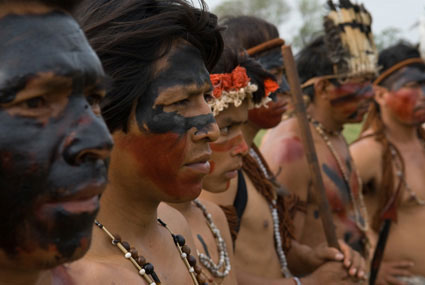 The film depicts a 'retomada' where tribe members re-occupy land which has been taken from them.