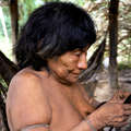 Anciana awá fabricando una flecha, Brasil 2000.
 &copy; Fiona Watson/Survival