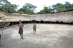 Yanomami-Jungen im Maloca, dem Gemeinschaftshaus, Brasilien