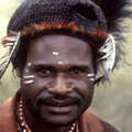 Hombre  moni, Papúa. 
 &copy; Survival