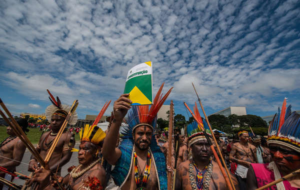 "Por todo Brasil, los pueblos indígenas están protestando para mantener los derechos que tanto les ha costado conseguir."