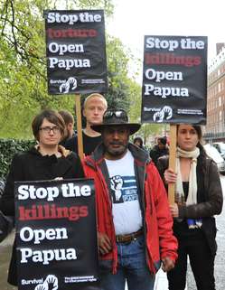 L'attivista papuaso Benny Wenda si è unito ai manifestanti davanti all'ambasciata indonesiana a Londra per chiedere libero accesso al Papua Occidentale.