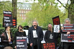 I manifestanti davanti all’ambasciata indonesiana a Londra hanno chiesto 'Basta arresti' e 'Basta omicidi'.
