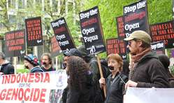 Decine di manifestanti si sono riuniti davanti all’ambasciata indonesiana a Londra per chiedere libero accesso al Papua Occidentale.