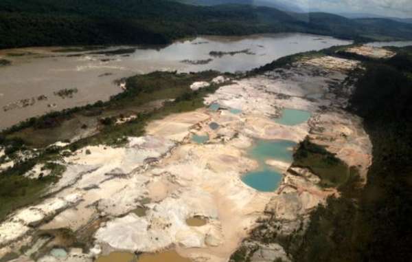 "La minería ilegal ha arrasado las tierras de indígenas amazónicos de Venezuela."