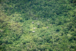 Korowai Baumhäuser aus der Luft, West Papua.