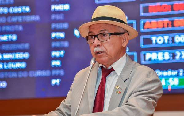 Fernando Furtado, lauréat du prix du 'raciste de l'année' en 2015, s'adresse à l'Assemblée législative de l'Etat du Maranhão.