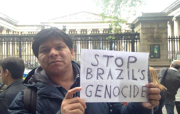 Tonico Benites Guarani a manifesté à Londres contre les violations commises par l'Etat brésilien à l’encontre des droits des peuples indigènes.