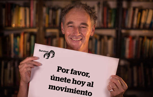 El embajador de Survival Mark Rylance durante la grabación del vídeo en la oficina de la organización en Londres.