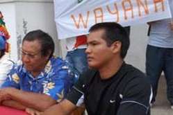 Kumalé Pleike assis à côté du Gran Man Amaïpoti siégeait au conseil d'administration du parc amazonien où il représentait les instances coutumières. Il s'est donné la mort en 2008.