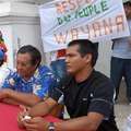 Kumalé Pleike assis à côté du Gran Man Amaïpoti siégeait au conseil d'administration du parc amazonien où il représentait les instances coutumières. Il s'est donné la mort en 2008. &copy; Blada