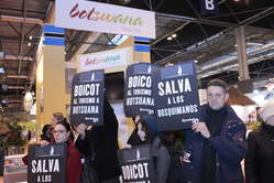 Demonstranten protestieren vor FITUR gegen Reisen nach Botswana.