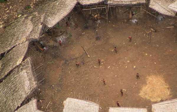 "Indiani Yanomami incontattati fotografati dall’alto, al centro del loro yano. Si stima siano circa 100 persone."
