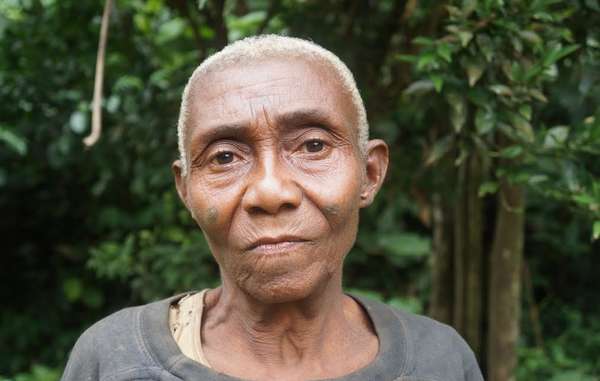 Ndoye, una donna Baka del Camerun. Nella sua comunità, cinque persone sarebbero morte per mano dei guardaparco finanziati dal WWF.