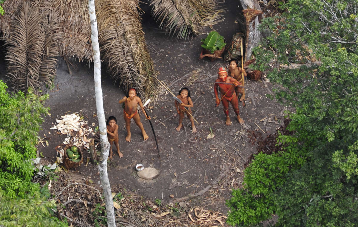 Antropólogos foram criticados por encorajar o contato com tribos altamente vulneráveis, que eles consideram 'não viáveis a longo prazo.'