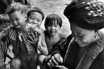Mujer y niños yao. Frontera entre Tailandia y Laos, 1974. 