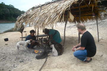 Pirahã couple having fish for breakfast.