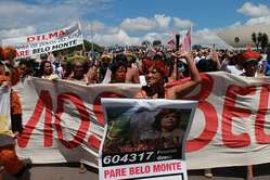 Indígenas amazónicos en una manifestación contra la presa de Belo Monte.