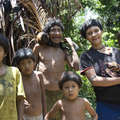Familia awá. Las mujeres awás a menudo cuidan de crías de monos dándoles de mamar.  &copy; Fiona Watson/Survival