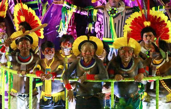 Raoni Kayapó y otros líderes indígenas del Xingú desfilando en el Carnaval de Río 2017.