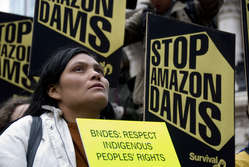Die Indianer fordern einen Baustopp der drei kontroversen Staudämme im Amazonasgebiet.