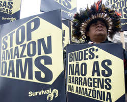 Die Indianer fordern einen Baustopp der drei kontroversen Staudämme im Amazonasgebiet.