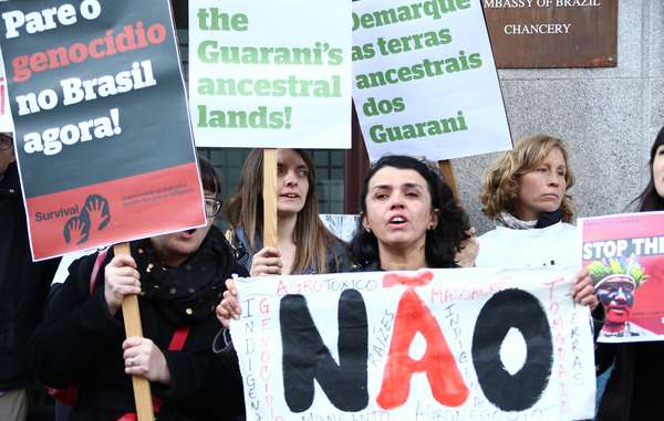 Manifestantes em Londres se mobilizam pelos direitos indígenas no Brasil.