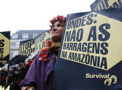Die Indianer fordern einen Baustopp der drei kontroversen Staudämme im Amazonasgebiet.