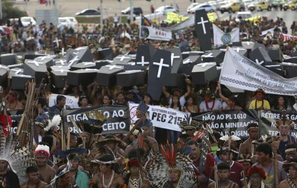 Masivas protestas indígenas recorren Brasilia en abril de 2017.