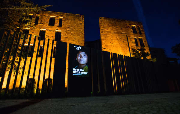 Survival proyecta en la fachada de la Embajada India en Berlín el rostro de una mujer indígena expulsada de su tierra.