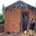 Le toit de cette maison batwa a été incendié dans le cadre du programme gouvernemental. &copy; <span class="caps">COPORWA</span>/Survival