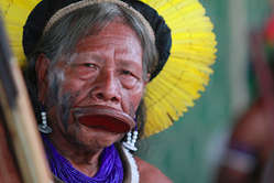 Anführer der Kayapo Indigenen bei einem Protest
gegen Belo Monte, der ihre Lebensweise zu
zerstören droht.
