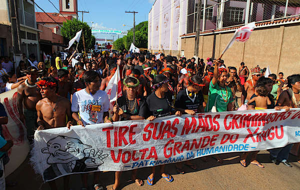 Hunderte Indigenenanführer, Flussanwohner und
betroffene Menschen protestieren gegen den
zerstörerischen Belo Monte Staudamm.