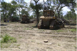 Des bulldozers utilisés pour la déforestation illégale photographiés par les enquêteurs du gouvernement.