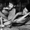 Padre e hijo yanomamis &copy; 1980 Victor Englebert/Survival