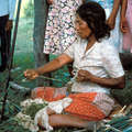Une femme sanapanã fabrique du fil de Sanapanã. Paraguay 1984.

 &copy; 1984 Stephen Kidd/Survival