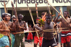 De gezondheidssituatie van de Yanomami- en Yekuana-Indianen verslechtert als gevolg van de duizenden goudzoekers die illegaal werkzaam zijn op hun grondgebied.
