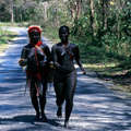 Dos mujeres jarawa en la Andaman Trunk Road, que se abrió ilegalmente a través de la Reserva Indígena Jarawa y que pone en peligro a esta tribu por facilitar la introducción de enfermedades frente a las que no tienen inmunidad. &copy; Salomé/Survival