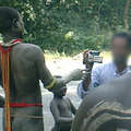 Un turista graba a un hombre jarawa en la carretera ilegal que atraviesa la tierra de esta tribu. &copy; Survival