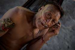 Raya, un anciano nahua. Más de la mitad de su pueblo fue exterminado después de que se abriera su territorio a la exploración petrolífera. 