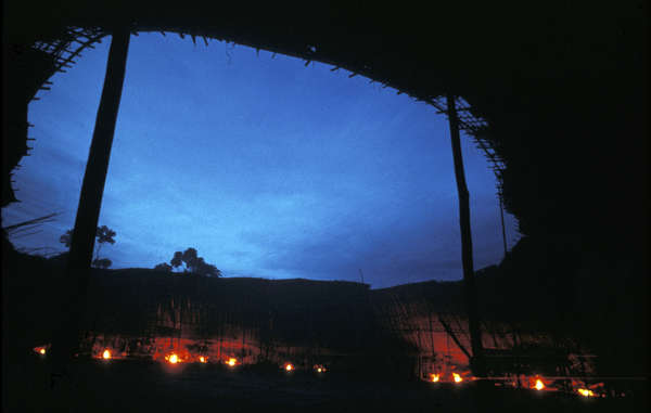 Inneres des Yanomami-Maloca bei Nacht, Davi Kopenawas Gemeinschaft, Brasilien