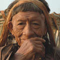 Homme enawene nawe portant un panier pour le poisson et la récolte &copy; Fiona Watson/Survival