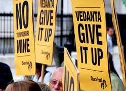 Manifestantes de Survival piden a Vedanta que renuncie a la mina de Niyamgiri en la India.