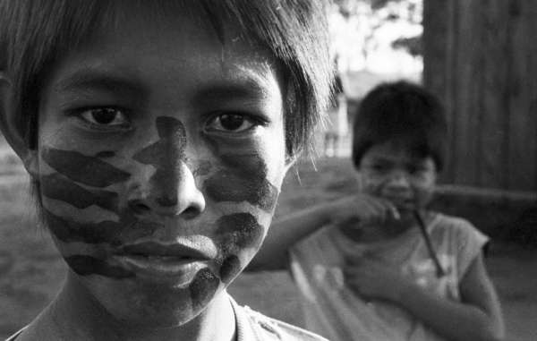 Índios Guarani. O Tonico Benites está lutando para o direito dos Guarani a viverem em sua terra ancestral.