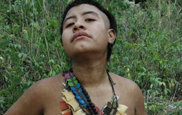 Inuteia, la più giovane donna degli Akuntsu, indossa collane di plastica, ricavate dai contenitori dei pesticidi abbandonati nelle loro terre dagli allevatori.