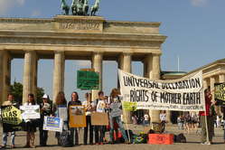 Demonstranten solidarisierten sich in Berlin mit den Protesten von Amazonas-Indianern gegen Belo Monte.