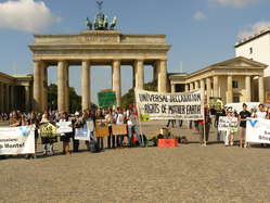 Demonstranten solidarisierten sich in Berlin mit den
Protesten von Amazonas-Indianern gegen
Belo Monte.