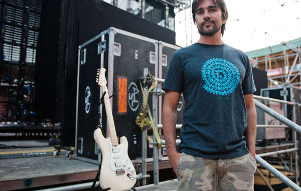 Juanes posa con la camiseta diseñada por el artista Richard Long para Survival.