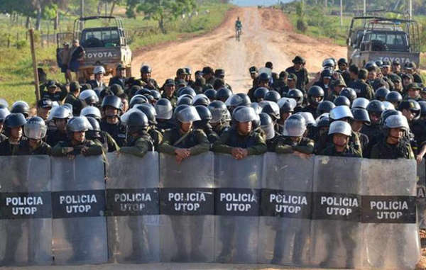 La policía de Bolivia bloquea una carretera para impedir el avance de los manifestantes indígenas hacia La Paz.