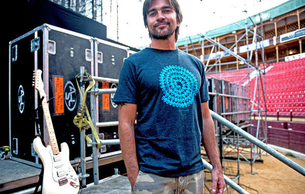 Juanes presta su imagen a la exclusiva camiseta diseñada por Richard Long para Survival.